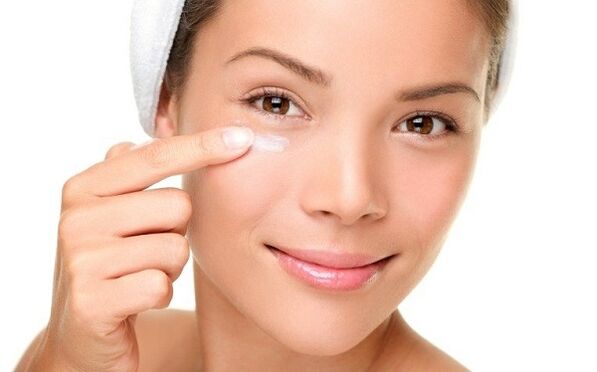 aplicar una crema para rejuvenecer la piel del contorno de ojos