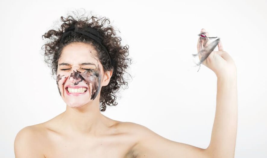 una mujer realiza un tratamiento rejuvenecedor para la piel del rostro
