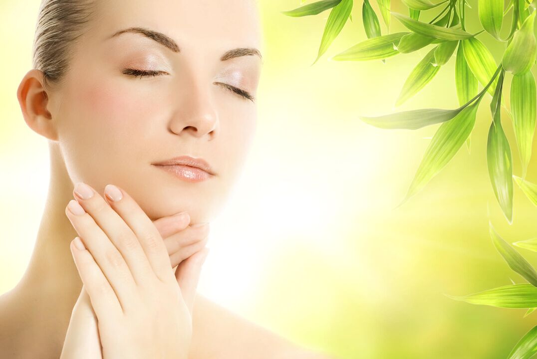 masaje cutáneo facial con aceite de rejuvenecimiento
