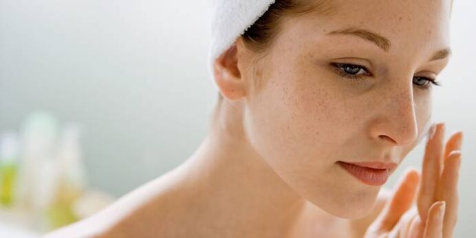 Uso regular de aceites esenciales para hidratar la piel del rostro